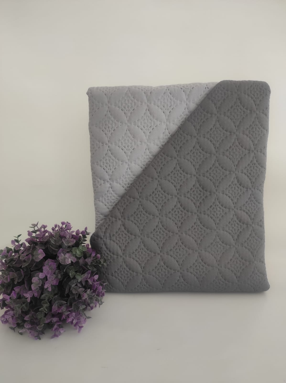 COLCHA BOUTI BICOLOR CON COJINES DE 200X260 GRIS CLARO-GRIS OSCURO